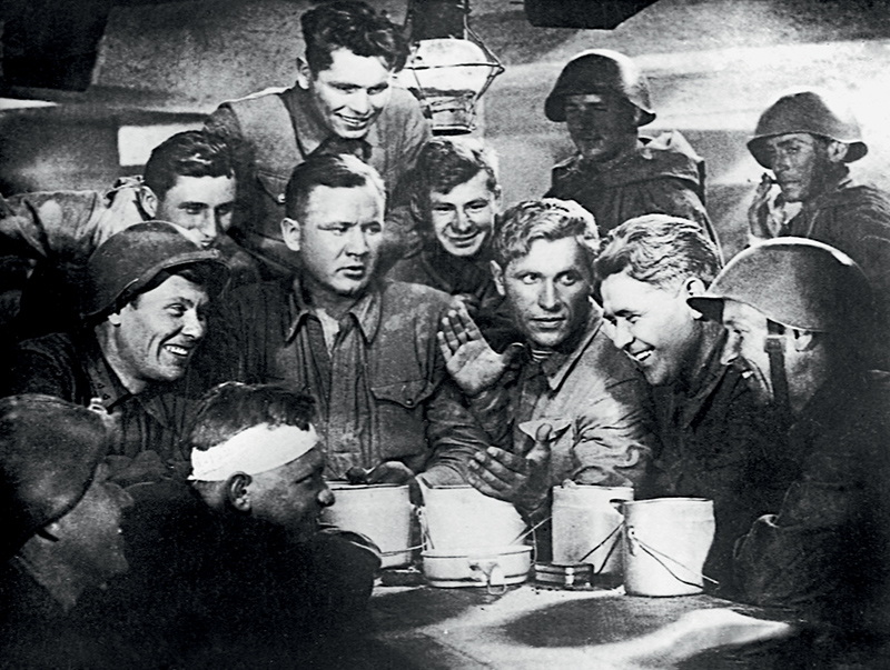 «Два бойца» (реж. Леонид Луков, 1943) - в гл.р. Марк Бернес, Борис Андреев - фильм (фото, кадр)